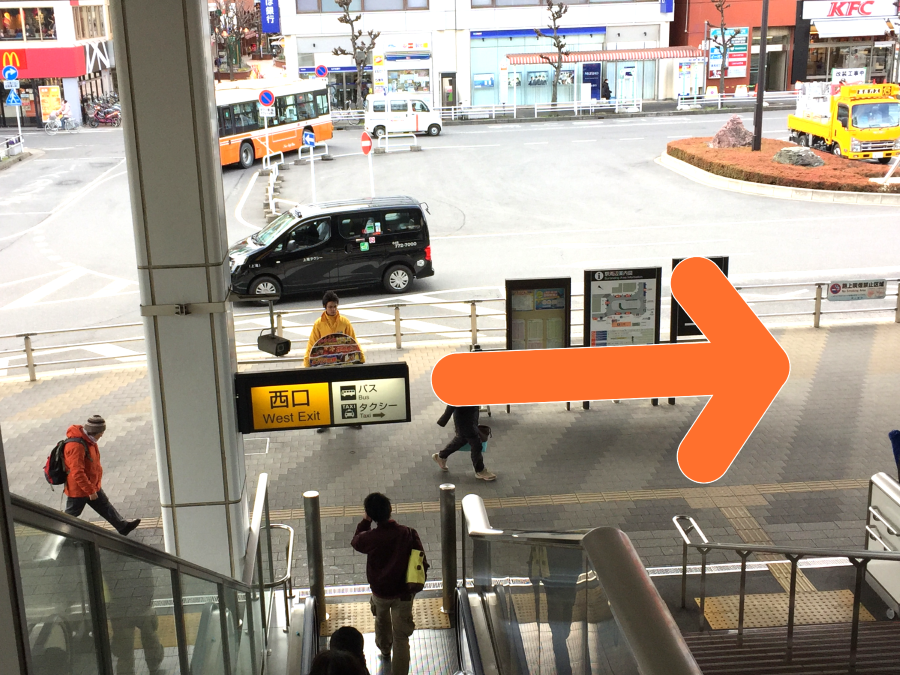 エスカレーターで1階に下り、右手へ進んでください。