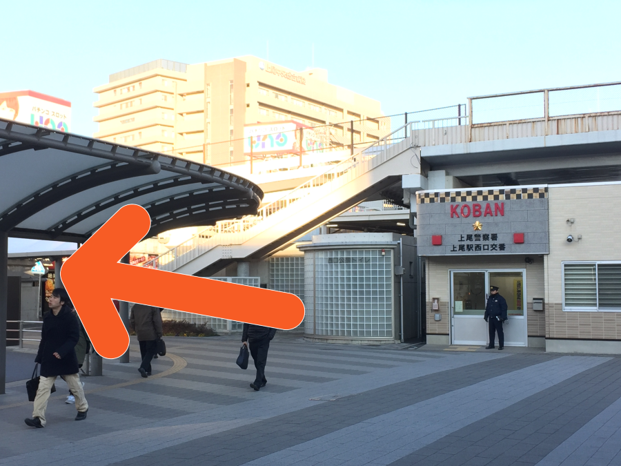 西口交番が見えてきますので、ロータリーに沿って進んでください