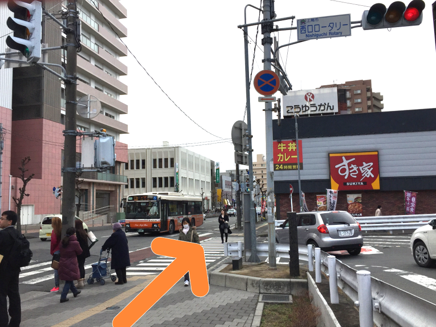 正面にすき家が見えてきますので、そのまま直進してください